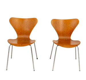 Arne Jacobsen x Fritz Hansen Series 7 Chairs, Pair (9669340889395)